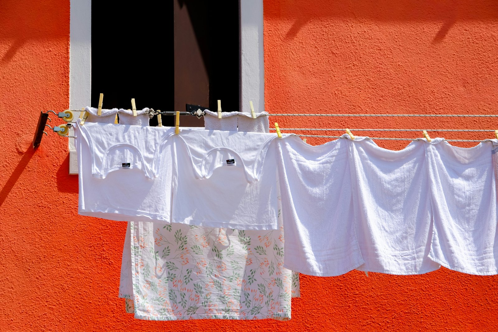 Fleck auf Kleidung wird behandelt