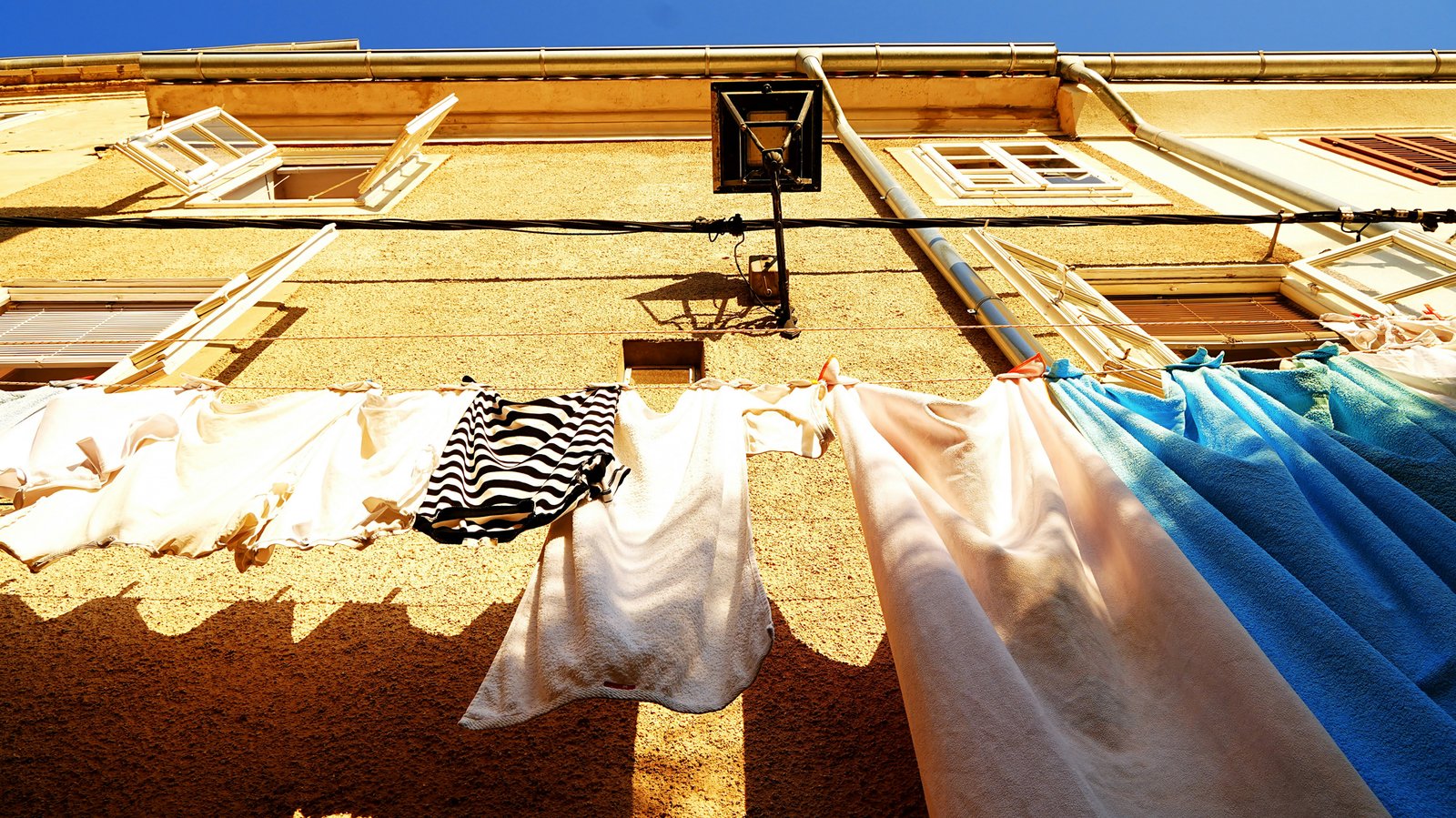 Fleck auf Kleidung wird falsch behandelt