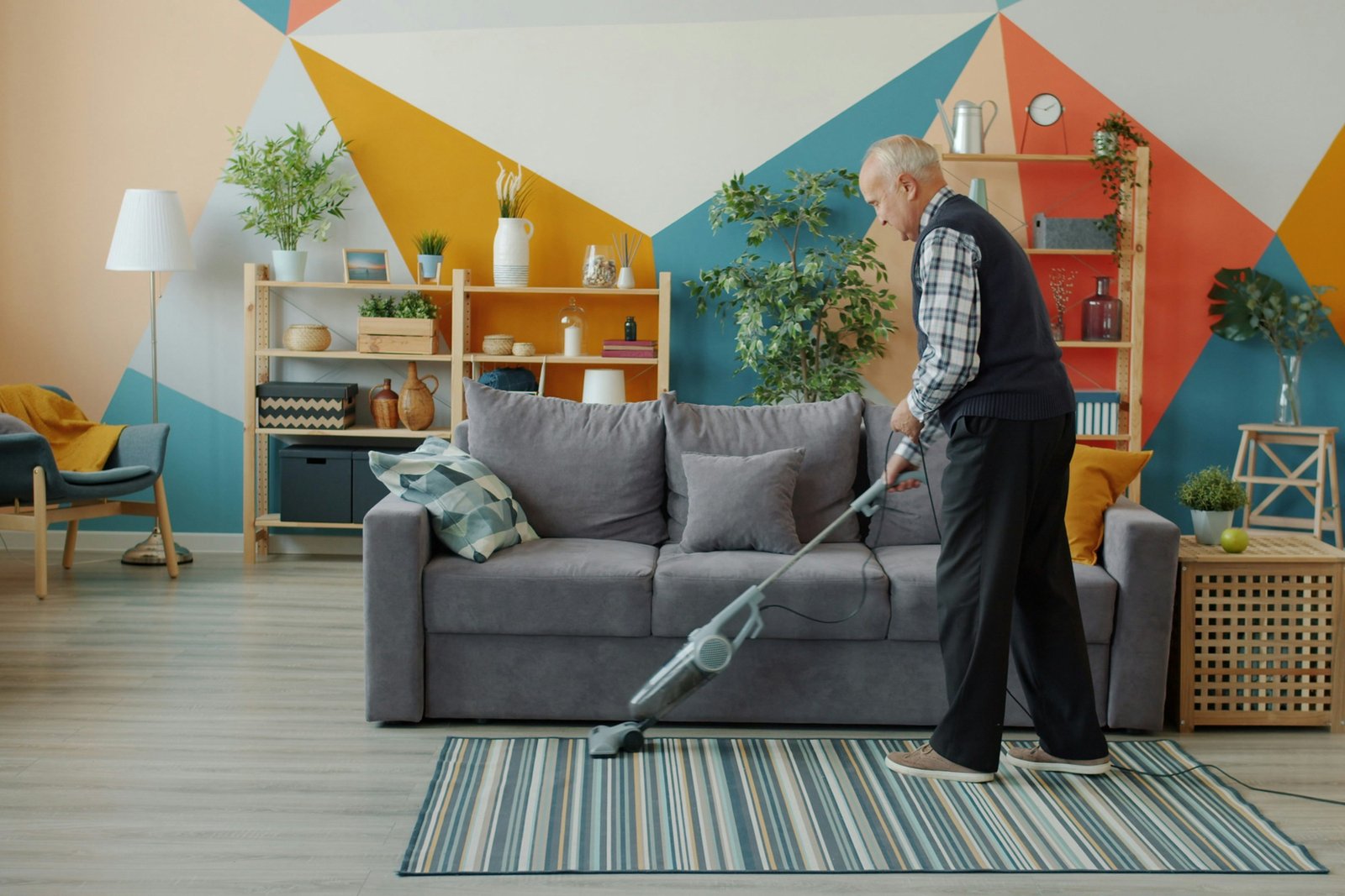 Fleck auf Teppich wird gereinigt